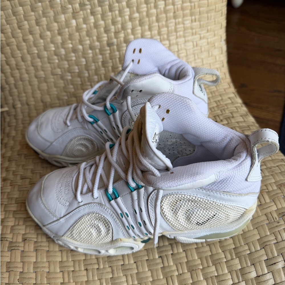 Nike Air Max ladies White touch Teal Sneakers 9 1/2 M
